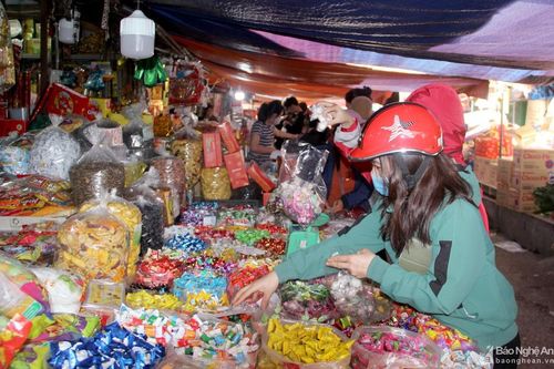 Người tiêu dùng Nghệ An cần cẩn trọng khi mua bánh kẹo 'ăn' tết