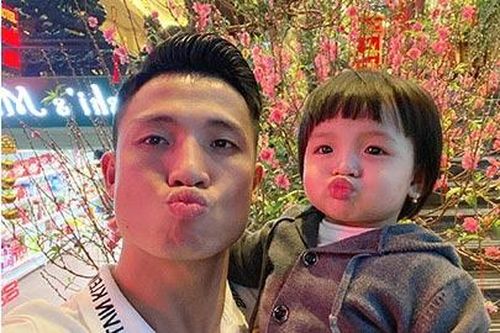 Đón tết, các 'idol' bóng đá Việt Nam khoe nhà, khoe vợ, khoe con...