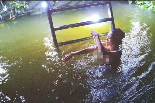 Sốc: Hoa hậu có vòng ba 1 mét trứ danh 'lộ' ngực trần khi tắm suối