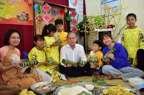 Chủ tịch tỉnh Thừa Thiên Huế 'trổ tài'gói bánh chưng, bánh tét cùng trẻ em Làng SOS