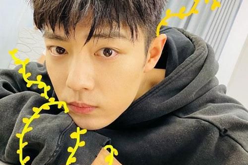 'Hot' như Tiêu Chiến, chỉ đăng 'sương sương' bức hình tự sướng cũng hút hơn 2 tỷ lượt xem