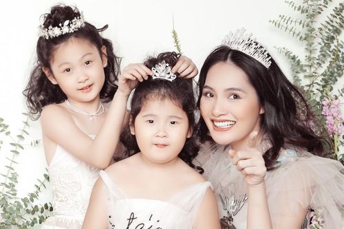 Hương Giang khoe nhan sắc rạng rỡ, trẻ trung bên cạnh hai công chúa nhỏ