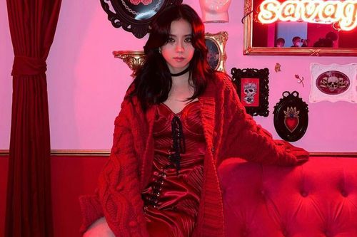 Jisoo (BlackPink) gây sốt với loạt ảnh váy đỏ cực quyến rũ