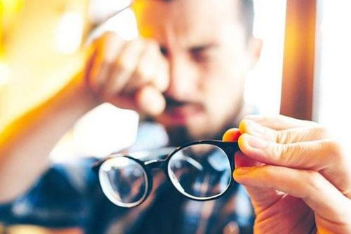 Người bị cận thị nên kiêng làm gì để tránh tăng độ cận?