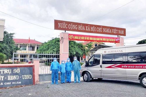 Agribank Krông Pa đưa 'ngân hàng lưu động' vào tâm dịch phục vụ người dân