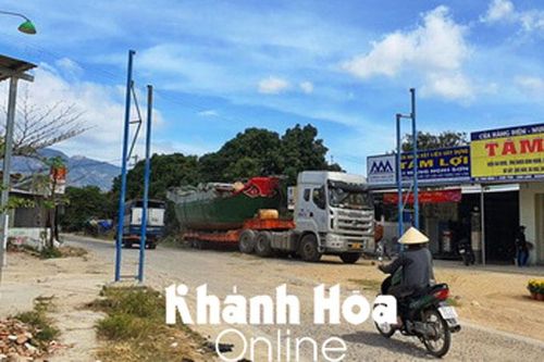Dỡ luôn cổng làng để xe đầu kéo đi qua