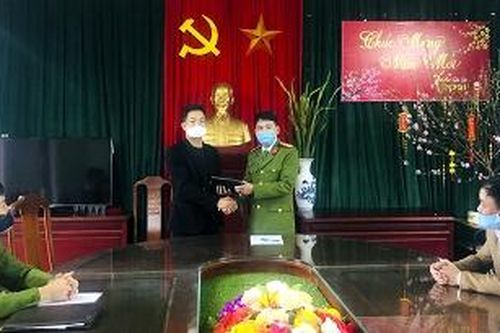 Công an xã Tây Cốc trao trả 23 triệu đồng cho người bị mất