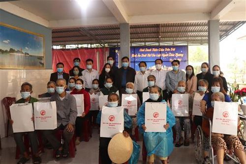 Phó Bí thư Thường trực Tỉnh ủy, Chủ tịch HĐND tỉnh Nguyễn Đăng Quang thăm và tặng quà Tết cho Nhân dân và doanh nghiệp