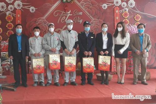 Gần 700 suất quà tặng công nhân, viên chức, lao động có hoàn cảnh khó khăn dịp Tết Nguyên đán