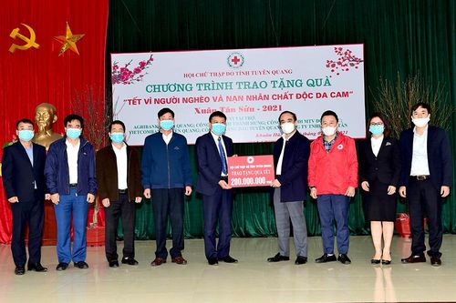 Đồng chí Bí thư Tỉnh ủy Chẩu Văn Lâm tặng quà Tết người nghèo và nạn nhân chất độc da cam xã Khuôn Hà