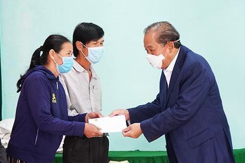 Phó Thủ tướng Thường trực Trương Hòa Bình tặng quà Tết tại Thừa Thiên Huế