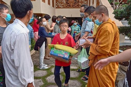 Pháp viện Minh Đăng Quang, tịnh xá Trung Tâm trao quà Tết