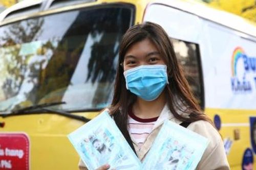 Bus khẩu trang tự động miễn phí phát cho 100.000 người dân vui xuân đón Tết