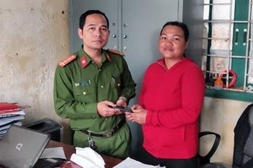 Người phụ nữ vui mừng nhận lại số tiền dành dụm mua đồ Tết cho con