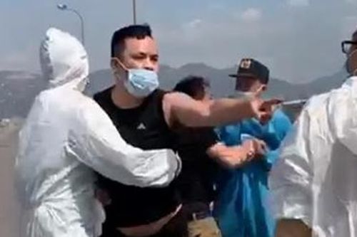 'Ma men' chống lại CSGT vì bị cấm đi vào vùng dịch