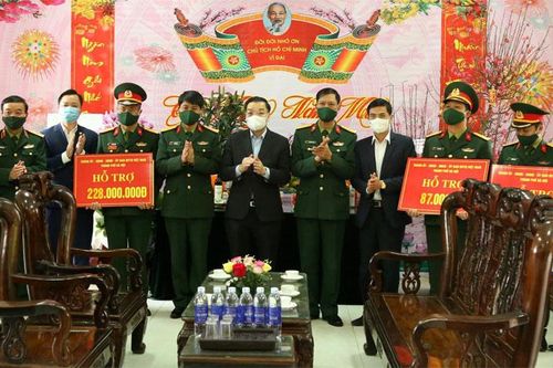 Chủ tịch UBND thành phố Hà Nội thăm, tặng quà Tết các đơn vị tuyến đầu chống dịch Covid-19