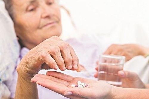 Cẩn trọng với một số thuốc người cao tuổi thường dùng