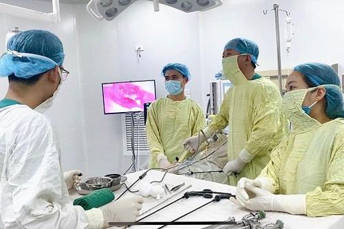 Bé gái 5 tuổi được phẫu thuật thành công u nang bì buồng trứng