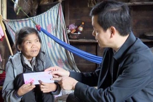 Tặng thịt heo và gạo nếp cho đồng bào dân tộc thiểu số Mã Liềng