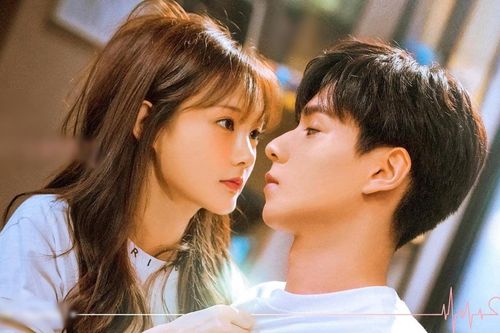 Lý Nhất Đồng đứng trên thùng gỗ 20 cm để đóng cặp với Hồ Nhất Thiên