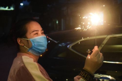 Đại lý pháo hoa hết hàng, khách đợi đến tối mịt