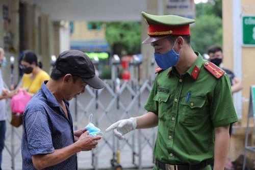 Huyện Thanh Trì: Xử phạt 10 trường hợp không đeo khẩu trang nơi công cộng
