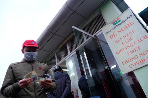 Hà Nội: Công nhân khu công nghiệp đội mưa hàng giờ để rút tiền về quê ăn Tết