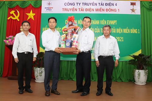 Đón xuân sớm trên công trường