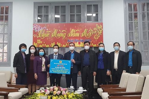 Động viên kịp thời cán bộ y tế nơi tuyến đầu chống dịch