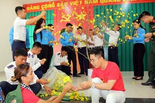 Ấm tình quân dân 'Mùa xuân biển đảo'