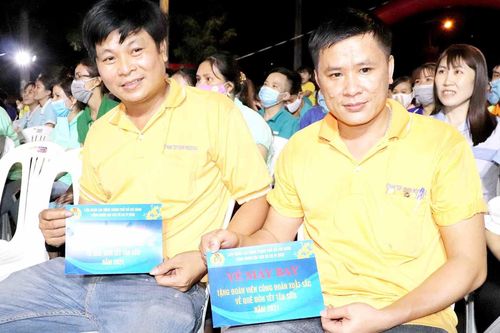 Niềm vui công nhân về quê ăn tết bằng máy bay