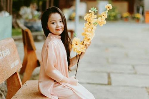 Elly Trần khoe con gái 7 tuổi phổng phao, diện áo dài đón Tết