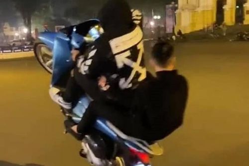 Xử phạt 2 thanh niên bốc đầu xe máy trước Nhà hát lớn