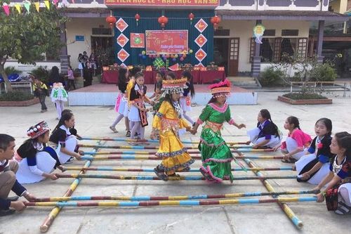 Giáo viên 'cắm bản' ăn Tết '3 cùng' với phụ huynh, học sinh