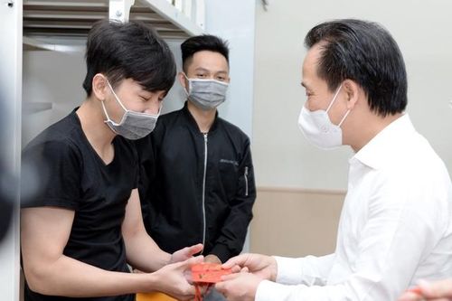 Nhiều trường ĐH tặng quà, động viên sinh viên ở lại Hà Nội đón Tết