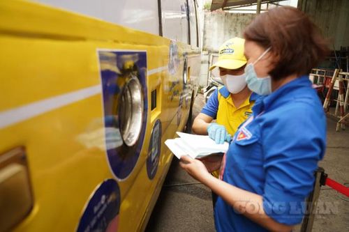 TPHCM: Độc đáo 'xe buýt' phát khẩu trang tự động miễn phí