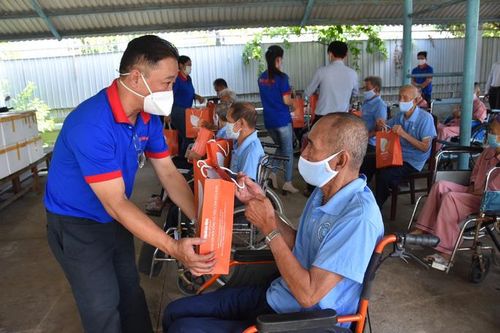 Báo Người Lao Động trao hơn 500 phần quà 'Tết ấm cho người vô gia cư'