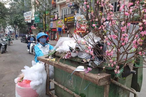 Áp Tết, vã mồ hôi vì rác cồng kềnh