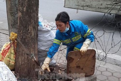 Cận cảnh công nhân môi trường chật vật dọn rác cồng kềnh ngày giáp Tết