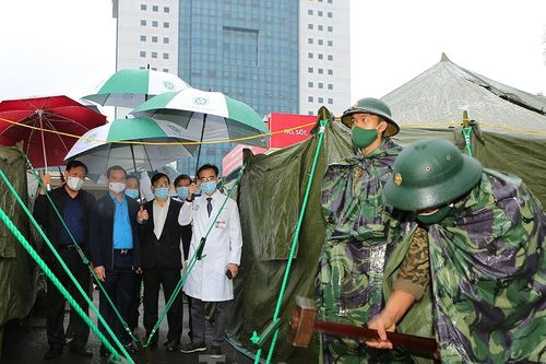 Xem quân đội thần tốc xây dựng Bệnh viện dã chiến tại Bạch Mai