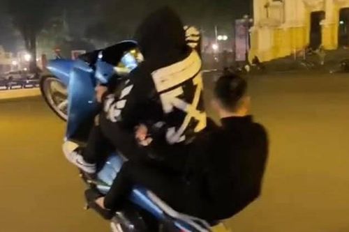 Hai thanh niên bốc đầu xe SH trước Nhà Hát Lớn bị phạt hơn 8 triệu đồng