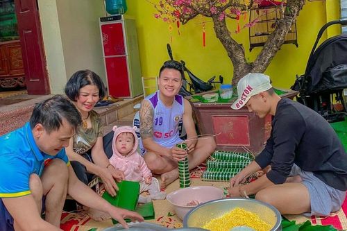 Quang Hải gói bánh tét, Bùi Tiến Dũng đưa bạn gái Tây về quê