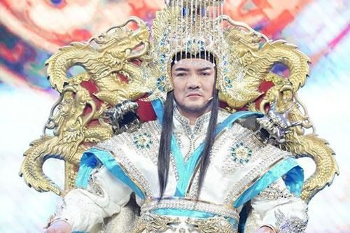 Đàm Vĩnh Hưng mặc áo nặng 20 kg trong Táo Xuân Tết