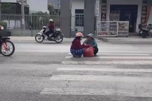 Bức ảnh hai người phụ nữ ngang nhiên ngồi nói chuyện giữa đường khiến cư dân mạng 'dở khóc dở cười'