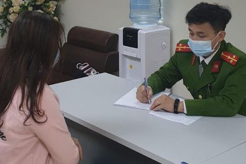 Nữ giám đốc tặng pháo hoa nổ cho bạn làm quà Tết