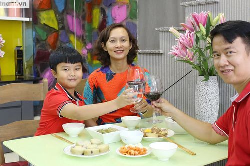 Tết vui của những bà mẹ công sở: Cầu kỳ chọn hoa chưng trong nhà