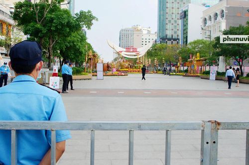 TPHCM: Nhiều nơi vắng vẻ từ trưa 9/2, chợ hoa Hồ Thị Kỷ vẫn đông 'nghẹt thở'