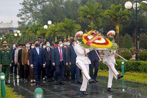 Lãnh đạo tỉnh dâng hương tưởng niệm các Anh hùng liệt sĩ