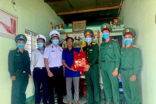 Tặng quà Tết gia đình chính sách, gia đình khó khăn đảo Hòn Tre