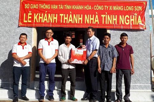 Bàn giao 2 căn nhà tình nghĩa cho hộ dân tộc thiểu số nghèo Khánh Sơn